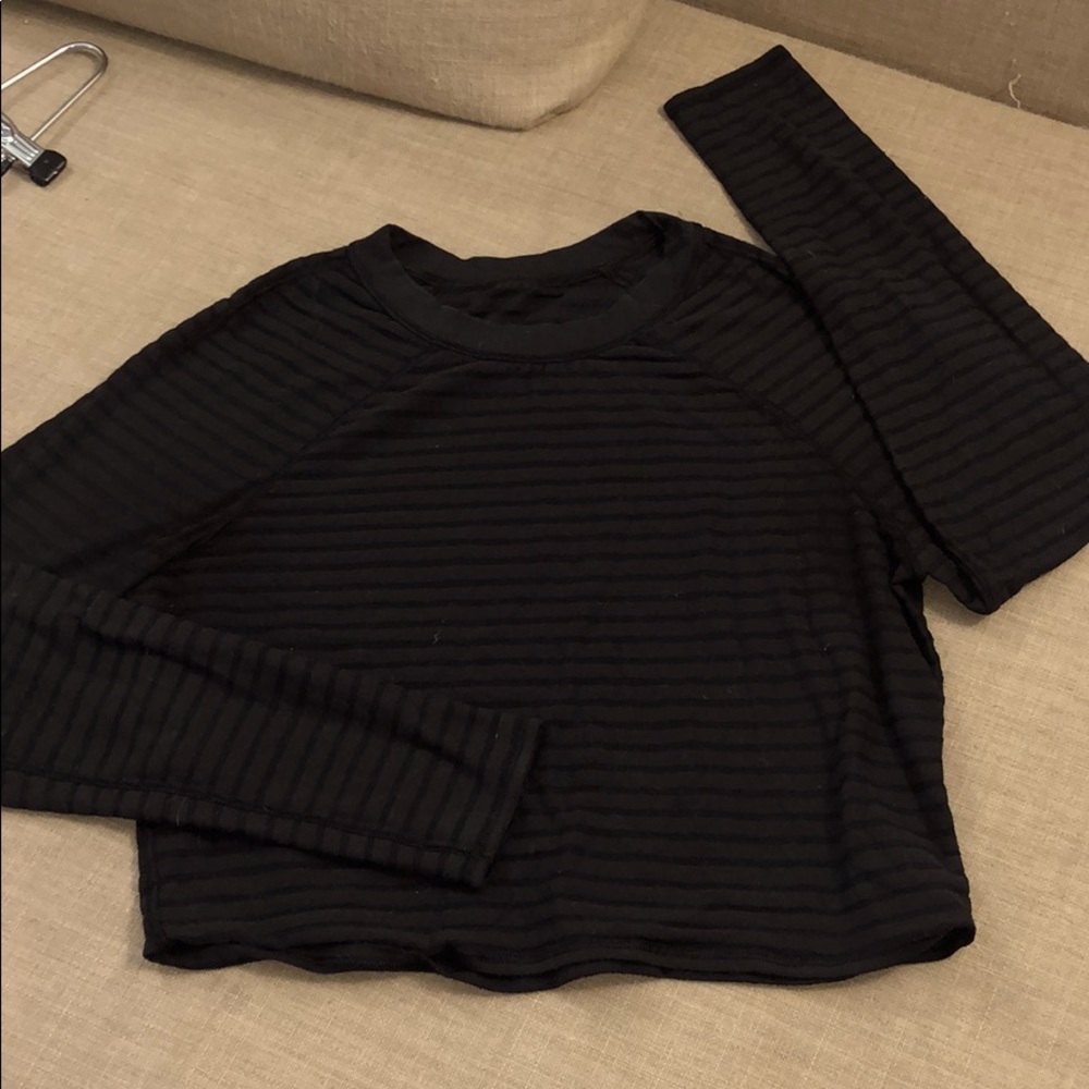 Lululemon long sleeve black crop top